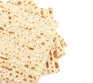Hamursuz bayramı matzoları beyaza izole edilmiş, üst manzara. Pesach kutlaması