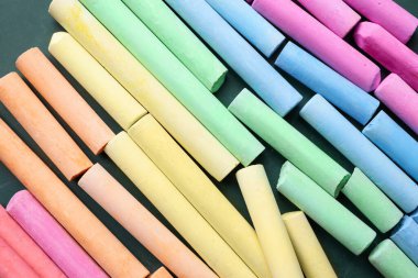 Yeşil tahtada renkli tebeşir parçaları, düz yatıyordu.