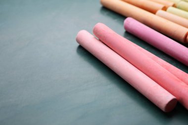 Yeşil tahtada renkli tebeşir parçaları, metin için boşluk