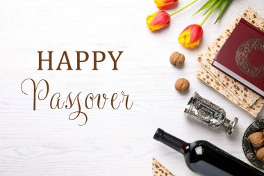 Beyaz ahşap masa üzerinde sembolik Pesach (Hamursuz Bayramı Seder) öğeleriyle düz kompozisyon