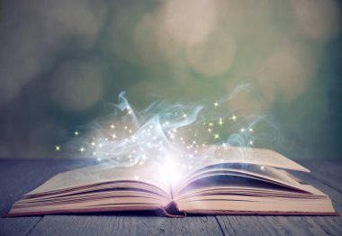 Tahta masada parlayan sihirli bir kitap. Peri masalı