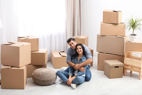 Happy Couple Room Cardboard Boxes Moving Day — Stock Photo, Image