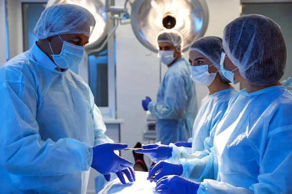 Tým Profesionálních Chirurgů Provádějících Operace Klinice — Stock fotografie