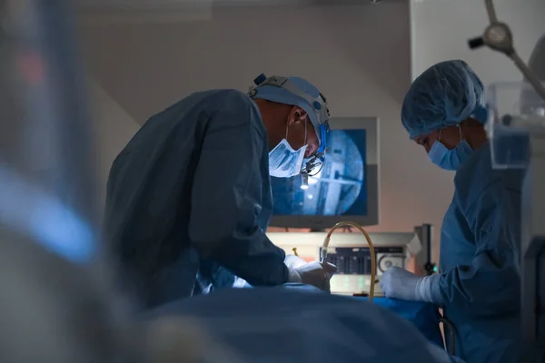 Професійні Лікарі Які Проводять Операцію Хірургічній Кімнаті — стокове фото