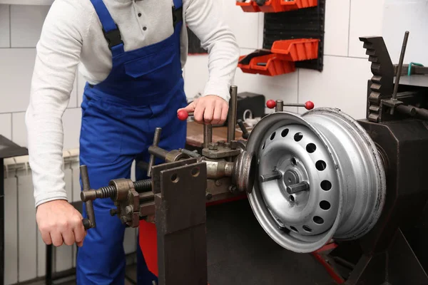 Mecânico Trabalho Com Máquina Torno Disco Carro Serviço Pneus Close — Fotografia de Stock