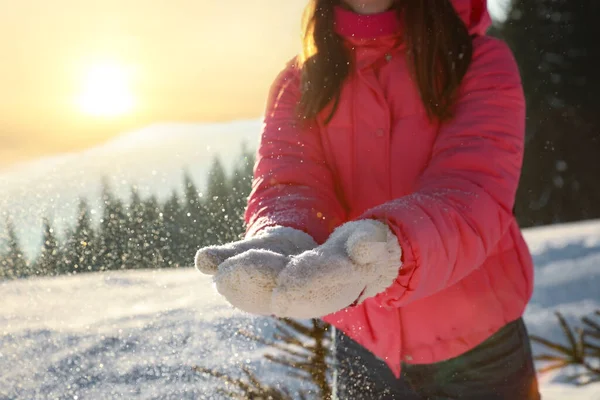 Молодая Женщина Веселится Открытом Воздухе Снежный Зимний День Крупным Планом — стоковое фото
