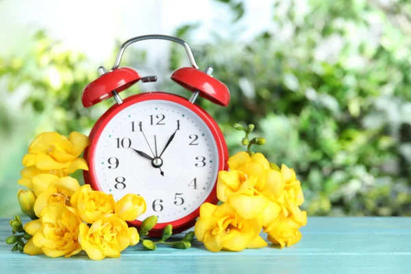 Relógio Alarme Vermelho Flores Primavera Mesa Madeira Azul Clara Contra — Fotografia de Stock