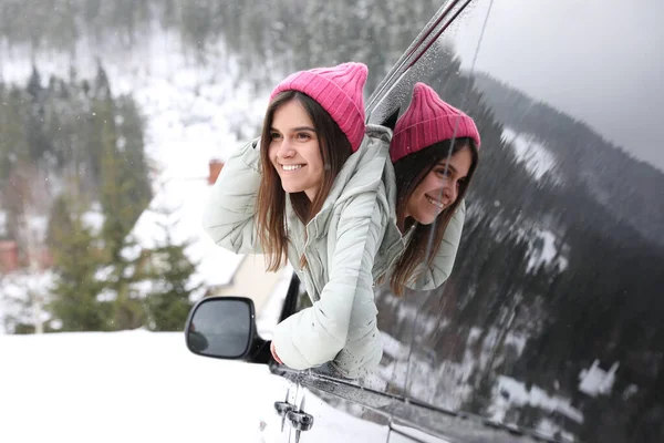 Joyeux Jeune Femme Regardant Par Fenêtre Voiture Sur Route Vacances — Photo