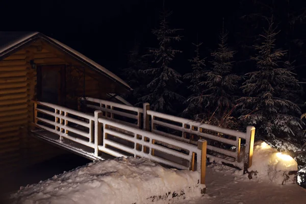 Holzhaus Der Nähe Von Verschneiten Wald Abend — Stockfoto