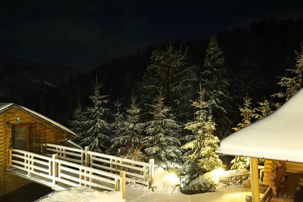 Casa Campo Moderna Gazebo Madera Cerca Bosque Nevado Por Noche — Foto de Stock