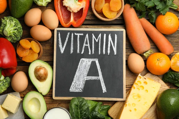 Kreidetafel Mit Der Aufschrift Vitamin Und Frischen Produkten Auf Holztisch — Stockfoto