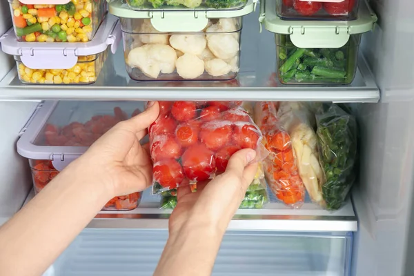 Mujer Tomando Bolsa Plástico Con Tomates Congelados Del Refrigerador Primer — Foto de Stock