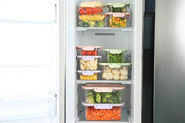 冰箱中装有不同冷冻蔬菜的容器 — 图库照片