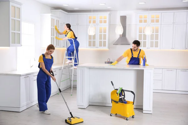 Equipe Zeladores Profissionais Limpeza Cozinha Moderna — Fotografia de Stock