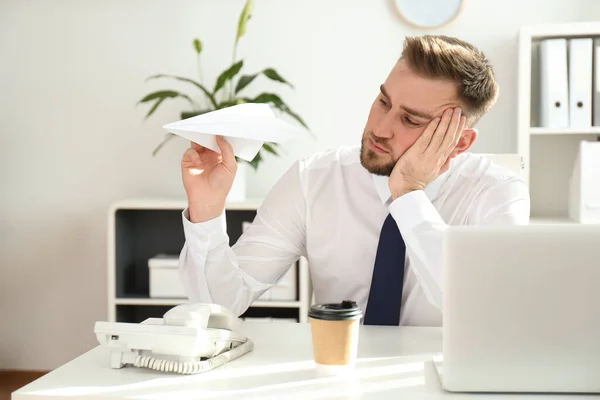 Jeune Homme Paresseux Jouant Avec Avion Papier Sur Lieu Travail — Photo