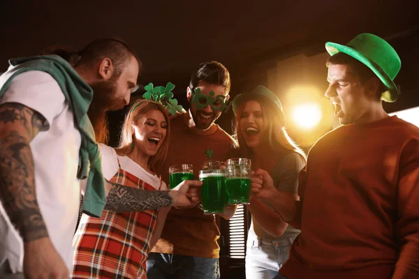 Grupa Przyjaciół Toasting Zielonym Piwem Pubie Niski Kąt Widzenia Święto — Zdjęcie stockowe
