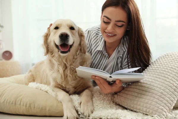 Jonge Vrouw Met Boek Haar Golden Retriever Thuis Schattig Huisdier — Stockfoto