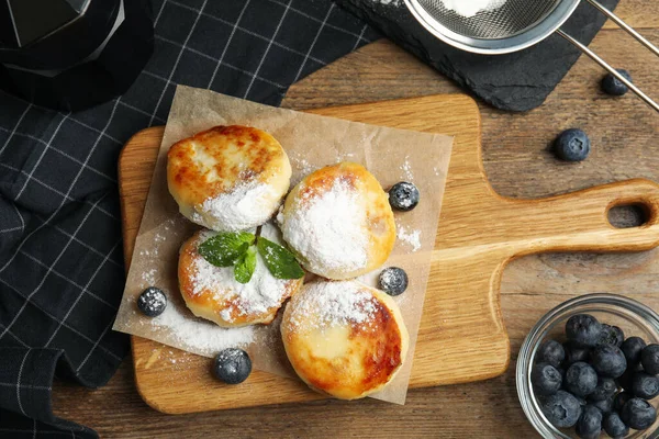 식탁에 블루베리와 가루를 맛있는 팬케이크 — 스톡 사진