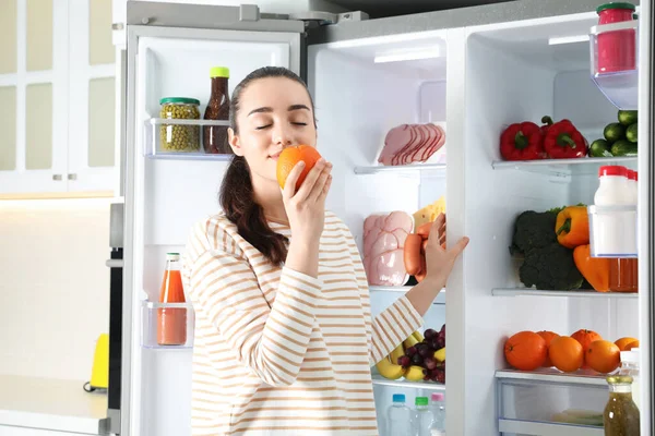 Mujer Joven Con Naranja Cerca Refrigerador Abierto Interior — Foto de Stock