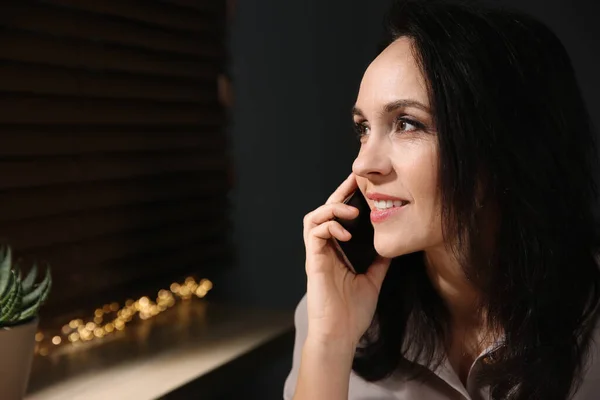 Όμορφη Ώριμη Γυναίκα Μιλάει Στο Smartphone Στο Σπίτι Χώρος Για — Φωτογραφία Αρχείου