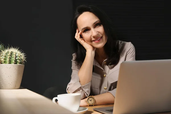 Evde Dizüstü Bilgisayarla Çalışan Güzel Olgun Bir Kadın — Stok fotoğraf