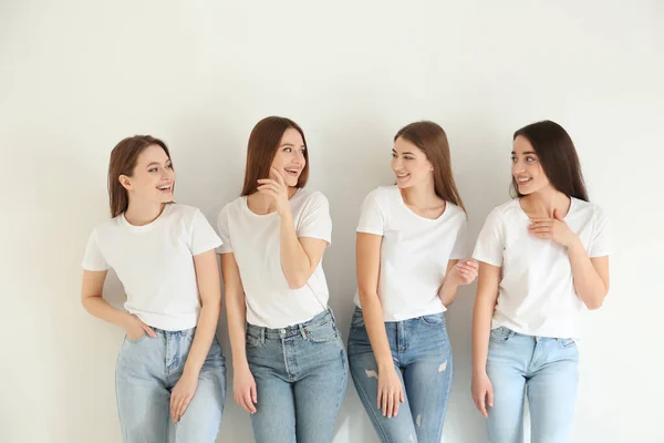 Hermosas Damas Jóvenes Jeans Camisetas Blancas Sobre Fondo Claro Día — Foto de Stock