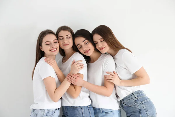 Kot Pantolonlu Beyaz Tişörtlü Güzel Bayanlar Kadın Günü — Stok fotoğraf