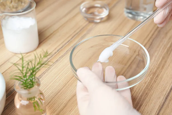 Científico Desarrollo Productos Cosméticos Mesa Madera Laboratorio Primer Plano —  Fotos de Stock