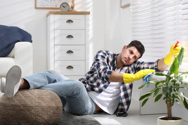 Homem Preguiçoso Procrastinar Enquanto Limpa Casa — Fotografia de Stock