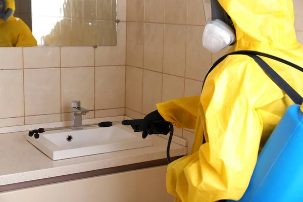 Trabajador Control Plagas Rociando Pesticida Cerca Del Fregadero Baño Primer —  Fotos de Stock