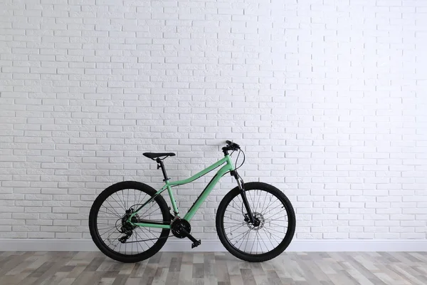 Современный Зеленый Велосипед Стены Белых Бриков Пространство Текста — стоковое фото
