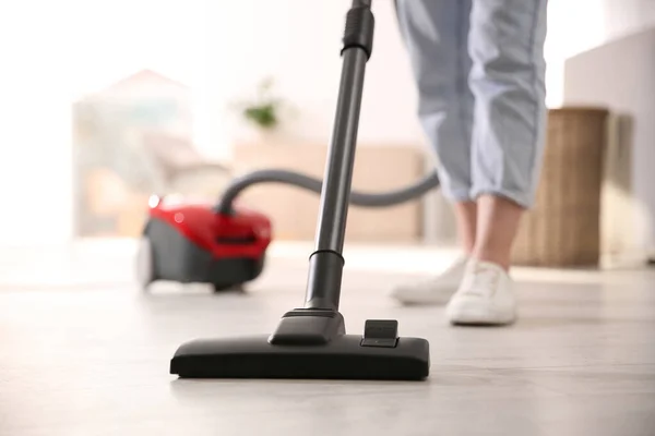 Wanita Muda Menggunakan Vacuum Cleaner Rumah Close Seup — Stok Foto