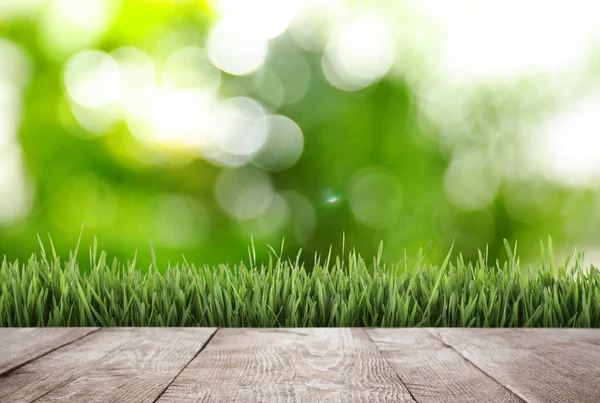 Ahşap Yüzey Bulanık Arka Planda Yeşil Çimenler Bahar Geldi — Stok fotoğraf