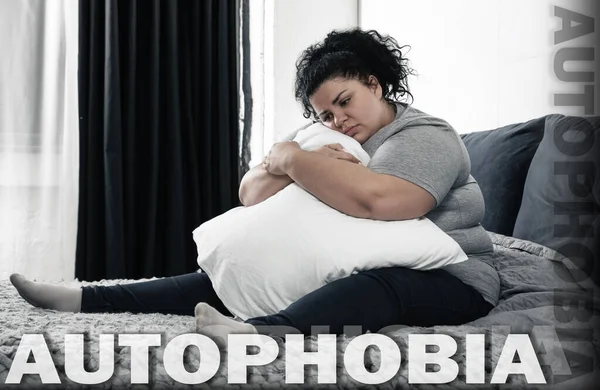 Депрессивная Женщина Избыточным Весом Сидит Дома Одна Кровати Автофобия — стоковое фото
