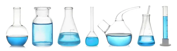Zestaw Szklanych Naczyń Laboratoryjnych Niebieskim Płynem Białym Tle Projekt Banera — Zdjęcie stockowe