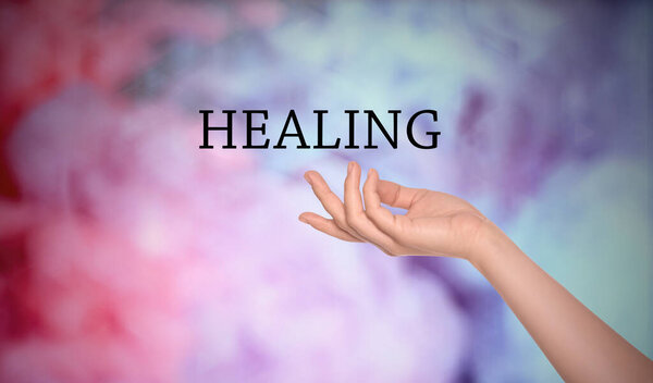 Крупный план женщины на цветном фоне. Концепция исцеления
