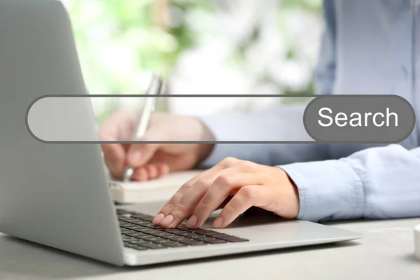 Zoekbalk Van Internet Browser Vrouw Werken Met Laptop Aan Tafel — Stockfoto