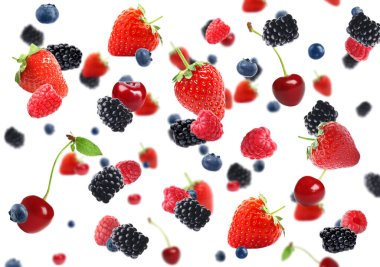 Beyaz arka planda düşen bir dizi tatlı dut