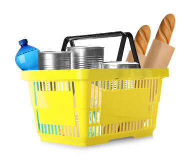 Beyaz üzerine izole edilmiş farklı ürünleri olan plastik alışveriş sepeti. 