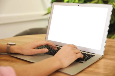 Ofisteki modern bilgisayarı kullanan genç bir kadın, yakın plan. Tasarım için boşluk