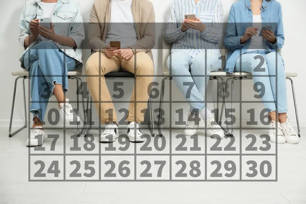 Календарь Люди Современными Смартфонами Помещении Крупным Планом — стоковое фото