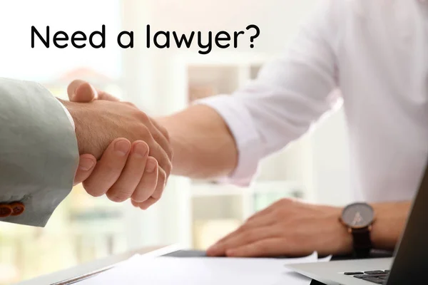 商业伙伴在办公室的桌子前握手 特写镜头 需要律师 — 图库照片