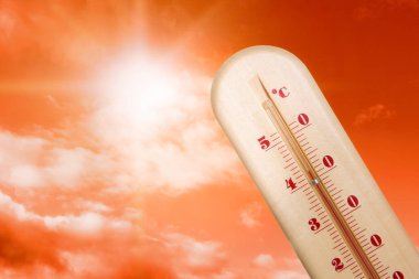 Yüksek sıcaklığa sahip hava durumu termometresi ve arka planda kırmızı tonlu güzel gökyüzü, metin için boşluk 