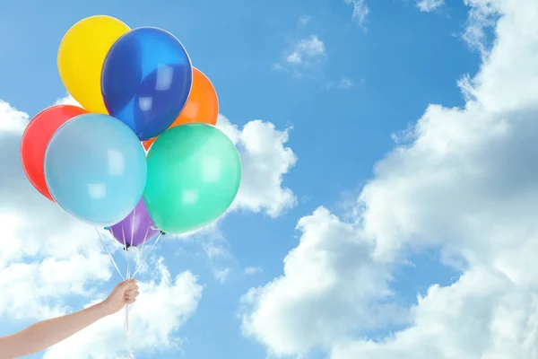 Kobieta Kolorowymi Balonami Zewnątrz Słoneczny Dzień Zbliżenie Miejsce Tekst — Zdjęcie stockowe