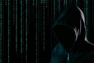 Koyu arkaplanda hackerlar ve dijital ikili kod. Sanal suç kavramı
