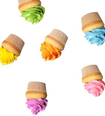 Beyaz arka planda düşen enfes doğum günü kekleri.