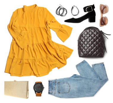 Beyaz arka planda şık kadın kıyafetleri ve aksesuarları.