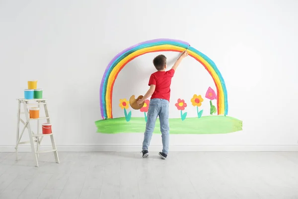 Małe Dziecko Rysunek Tęczy Kwiaty Białej Ścianie Pomieszczeniach — Zdjęcie stockowe