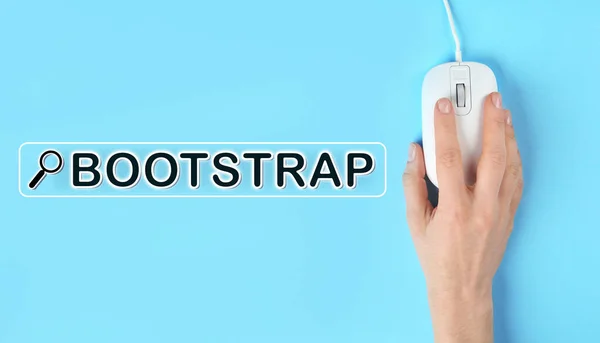 Kvinna Med Hjälp Datormus Ljusblå Bakgrund Närbild Knappen Bootstrap — Stockfoto