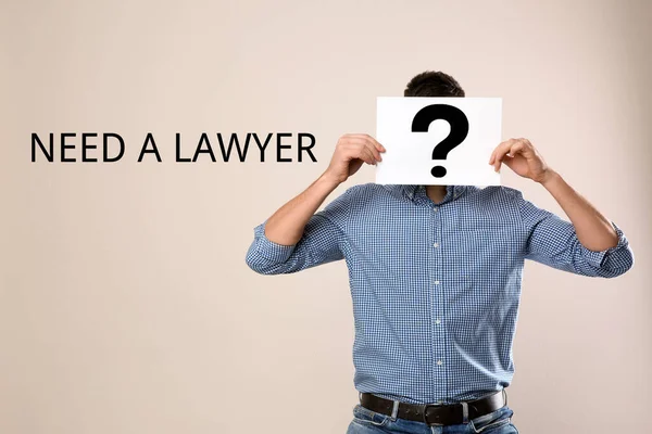 Homem Segurando Papel Com Ponto Interrogação Texto Precisa Advogado Fundo — Fotografia de Stock